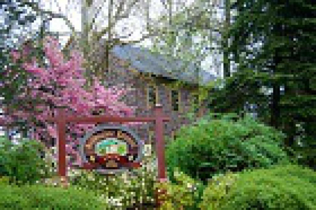 een foto van een huis met roze bloemen bij Brownstone Colonial Inn in Reinholds