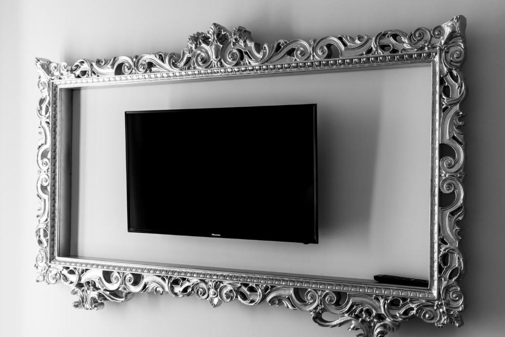 Televízia a/alebo spoločenská miestnosť v ubytovaní Liberty Palace