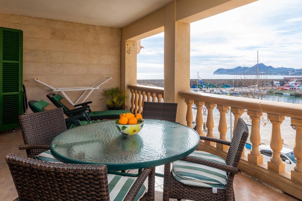 een tafel op een balkon met een kom sinaasappels erop bij Apartamento Maritim in Cala Ratjada