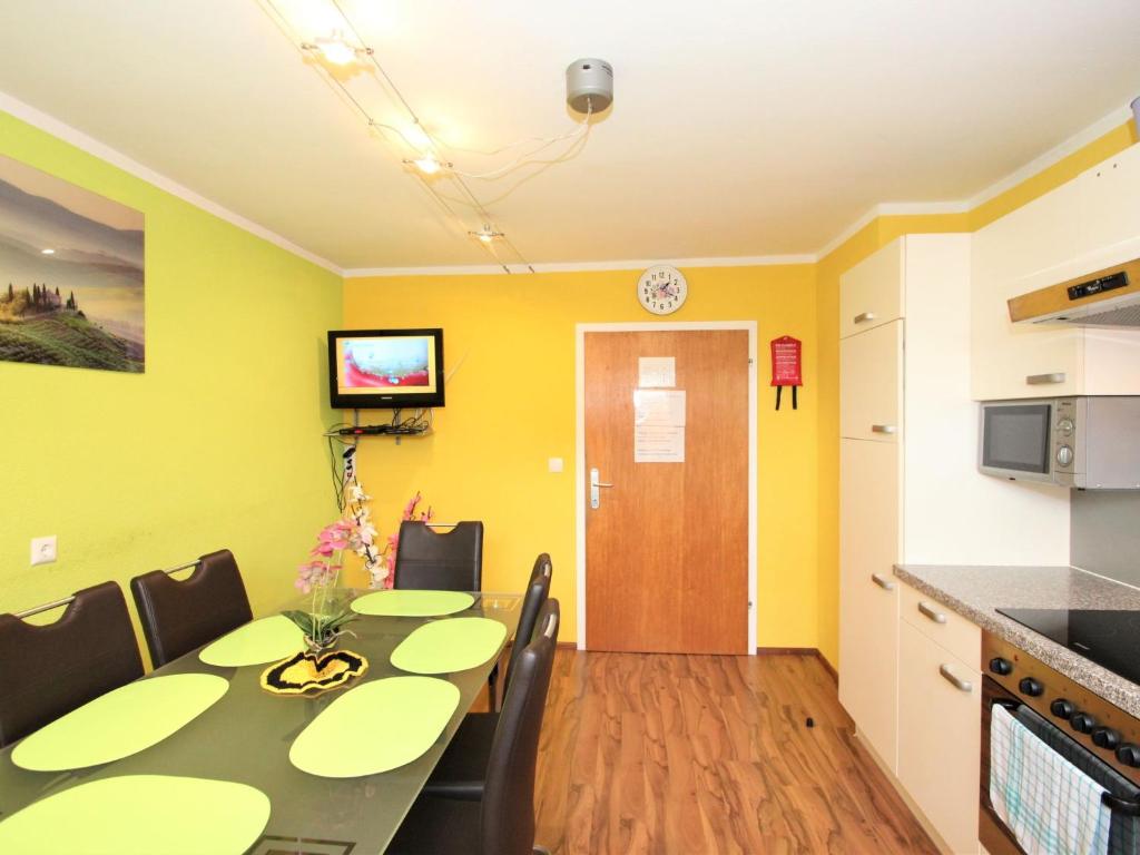 Kuchyň nebo kuchyňský kout v ubytování Apartment Heidi-2 by Interhome