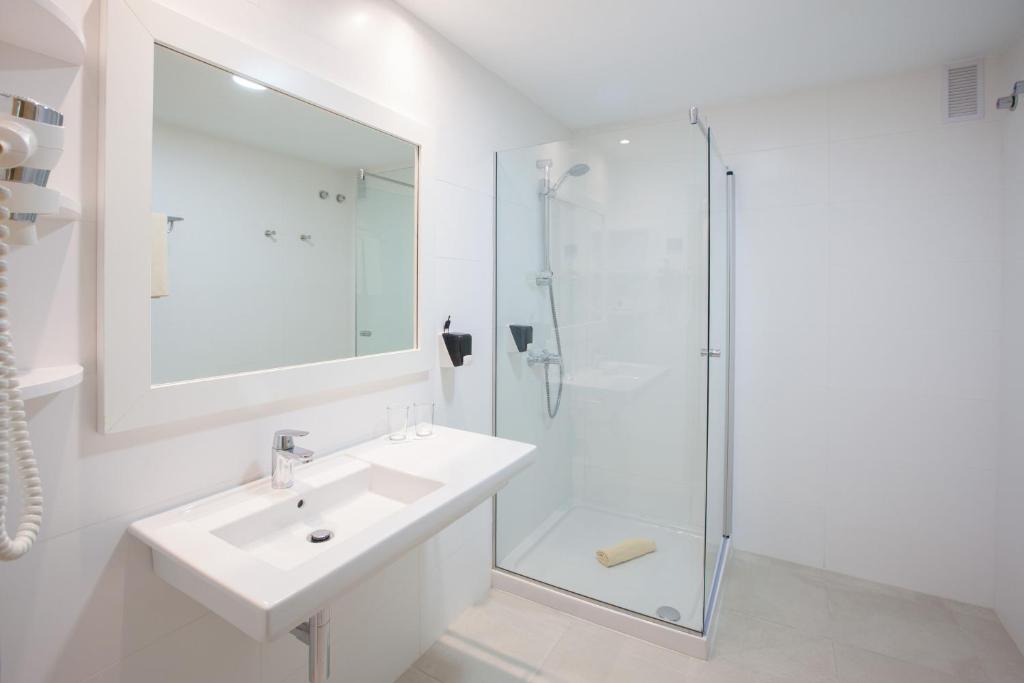 A bathroom at Grupotel Tres Vidas