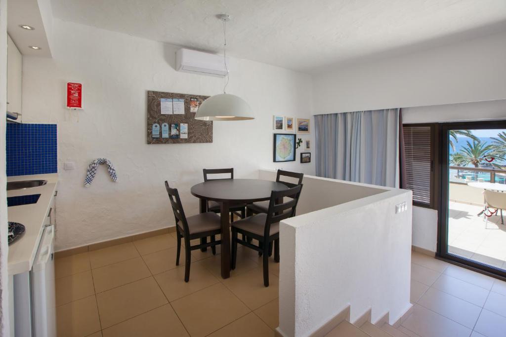A kitchen or kitchenette at Grupotel Tres Vidas