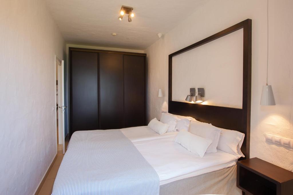 A bed or beds in a room at Grupotel Tres Vidas