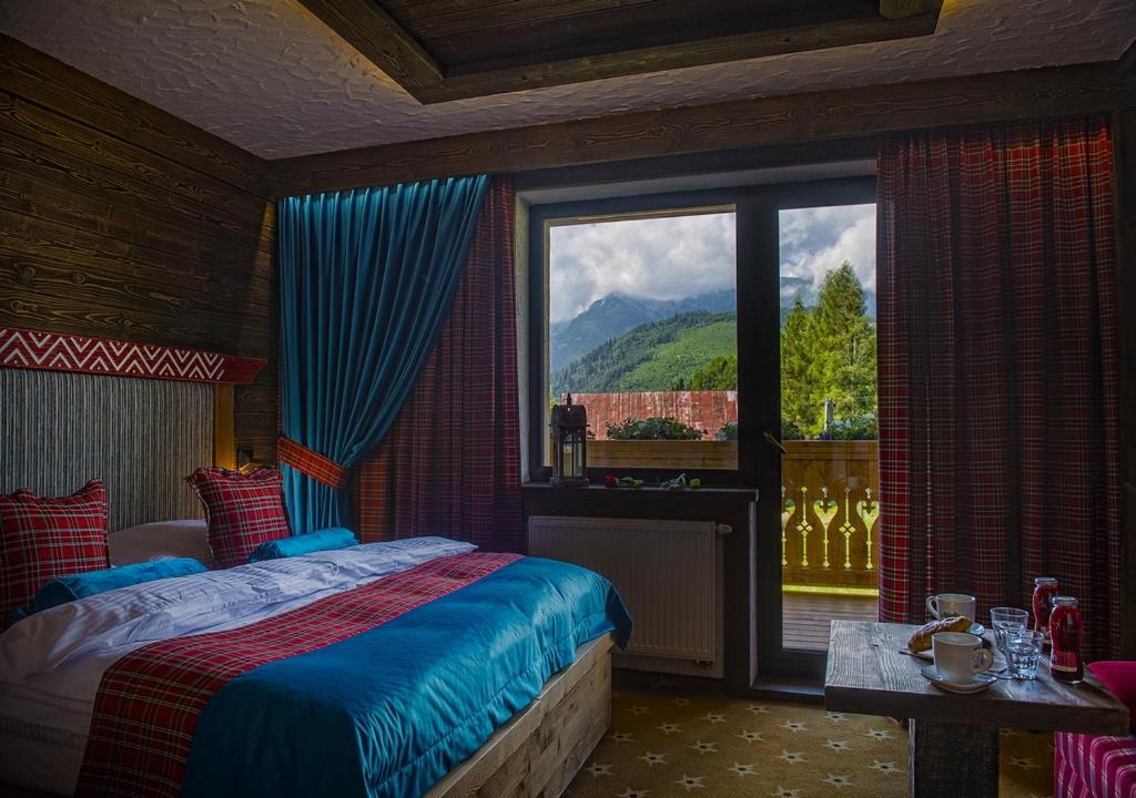 Nespecifikovaný výhled na hory nebo výhled na hory při pohledu z hotelu