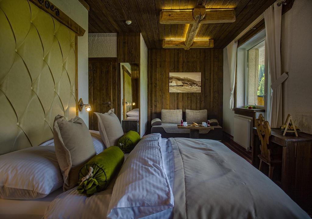 Postel nebo postele na pokoji v ubytování Grand Hotel**** Bachledka Strachan