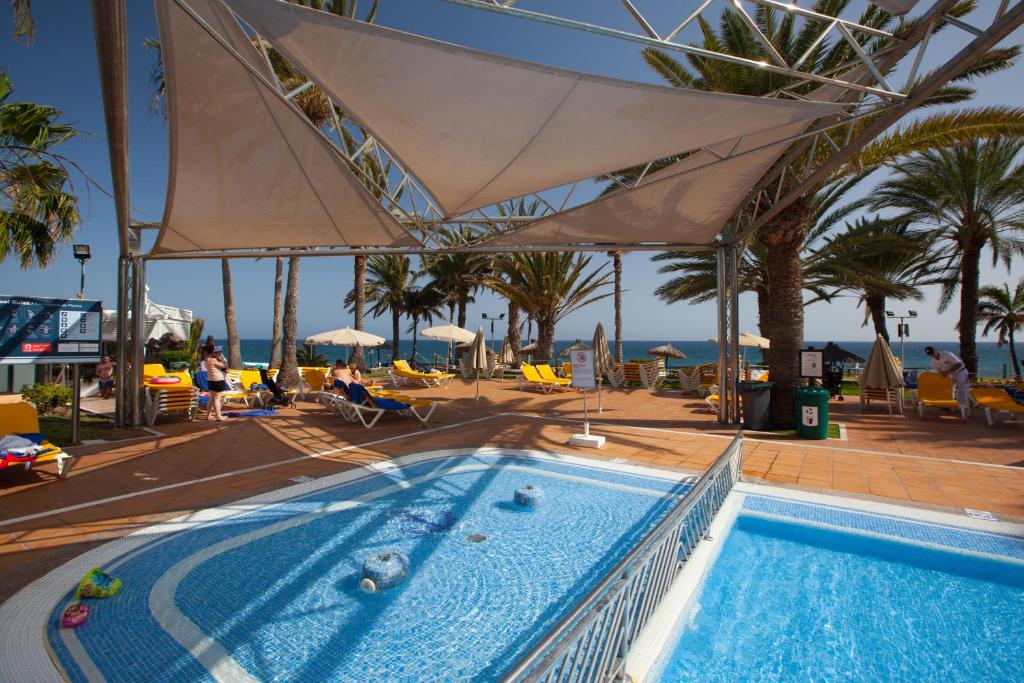 The swimming pool at or close to Grupotel Tres Vidas