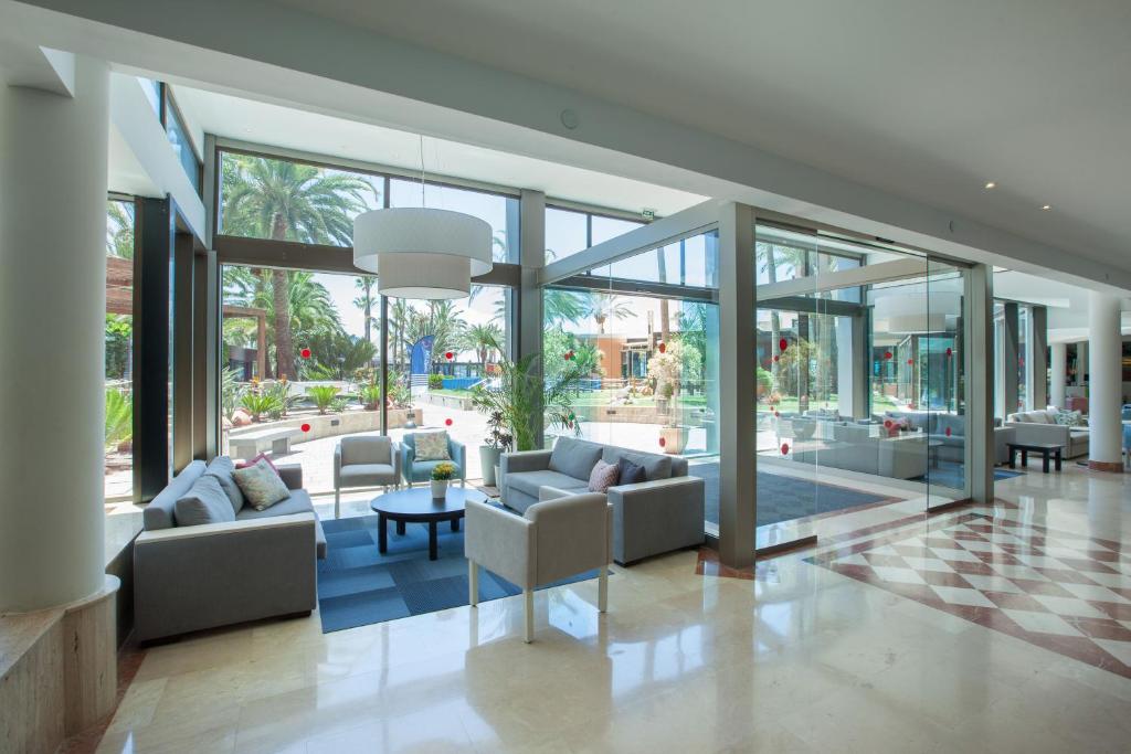 A seating area at Grupotel Tres Vidas