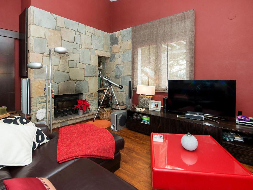 Televízia a/alebo spoločenská miestnosť v ubytovaní Holiday Home Ginesteres by Interhome