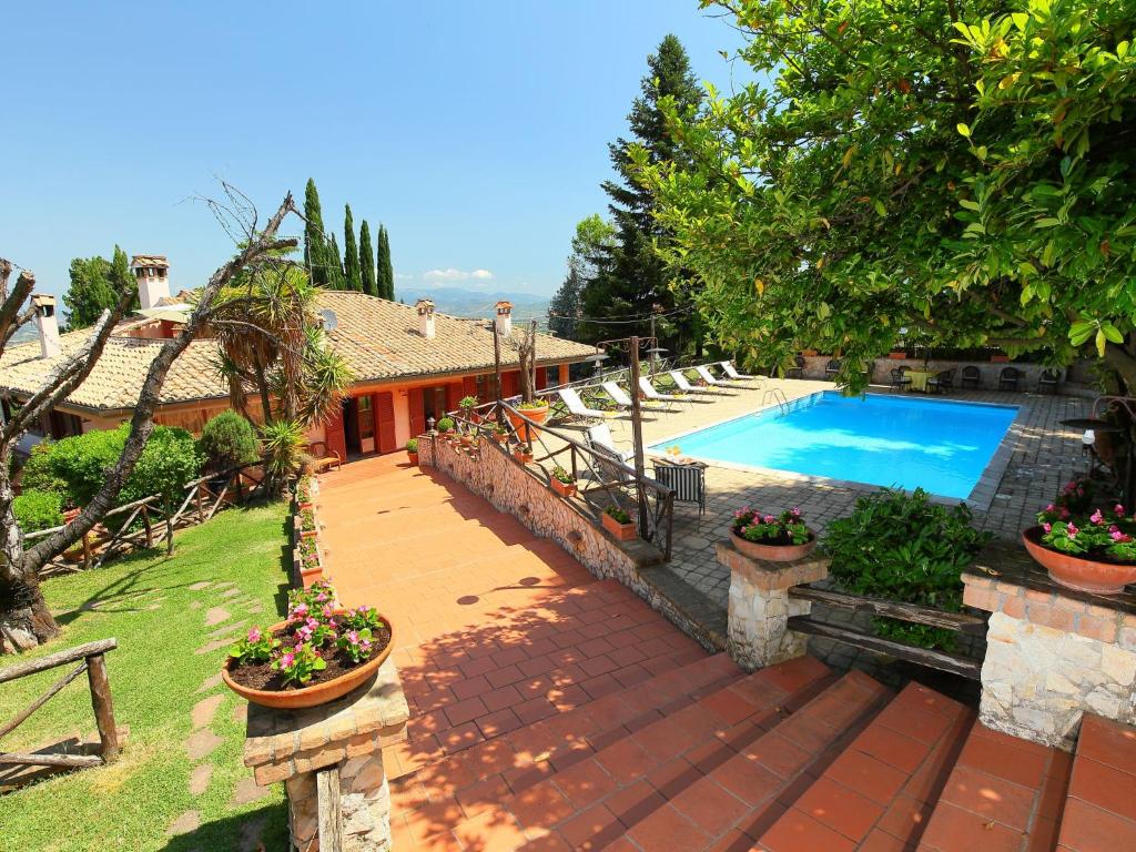 una casa con piscina en un patio en Villa Villa Mina by Interhome, en Monte Compatri