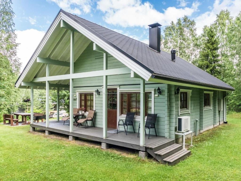 LahdenperäにあるHoliday Home Kuukatti by Interhomeのポーチ付き緑家