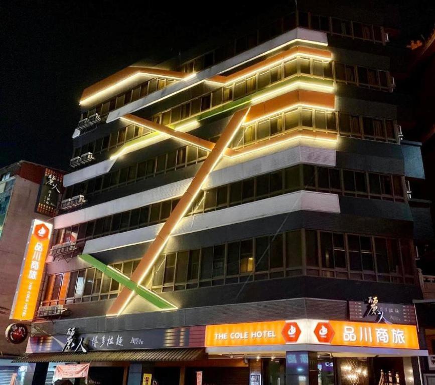 um edifício com uma cruz na lateral em The Cole Hotel em Taipei