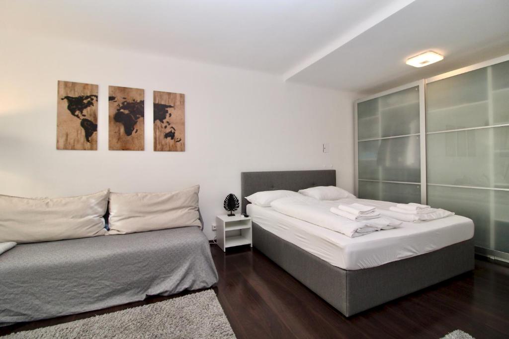 Postel nebo postele na pokoji v ubytování Balcony Apartment - Next to Opera