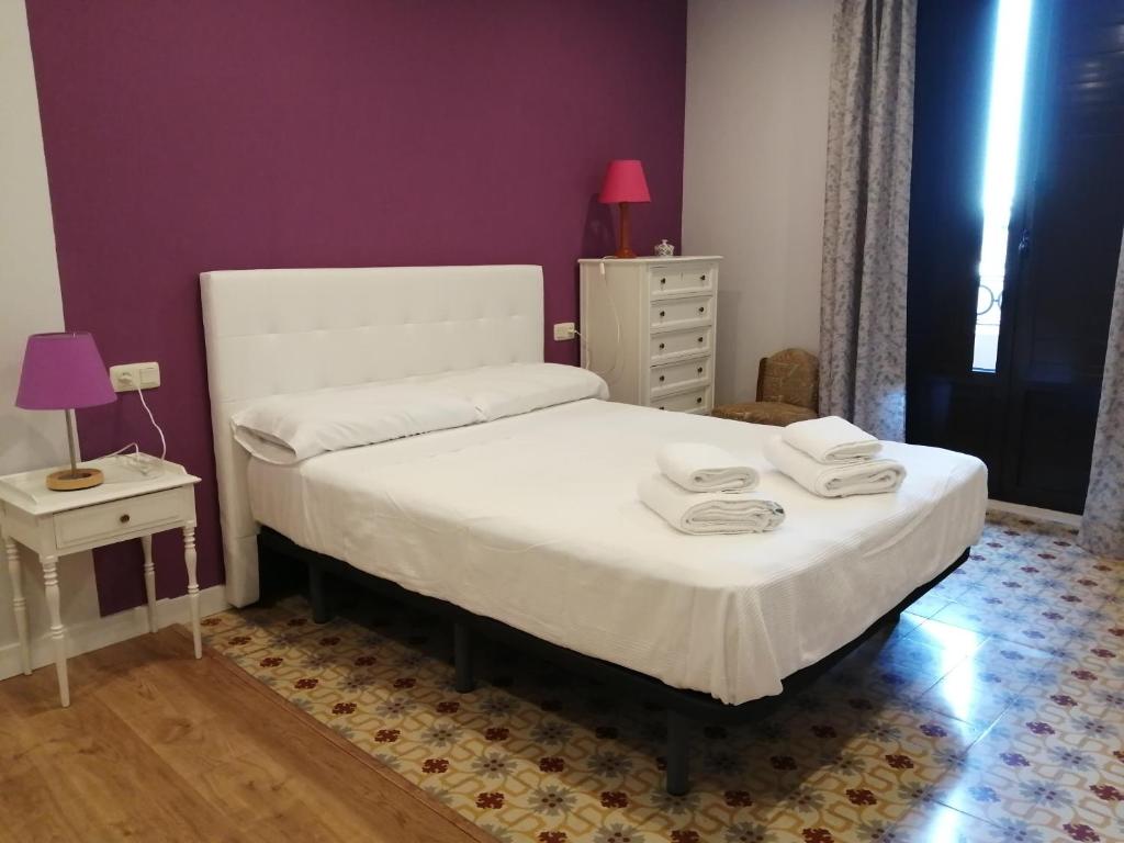 una camera da letto con un letto e due asciugamani di Casa de la abuela pequeña a Teruel