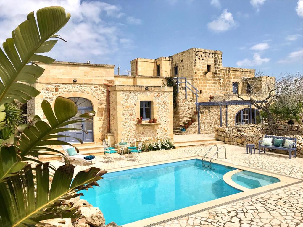 uma vista exterior de uma casa com piscina em L'Gharix Temple Retreat em Xaghra