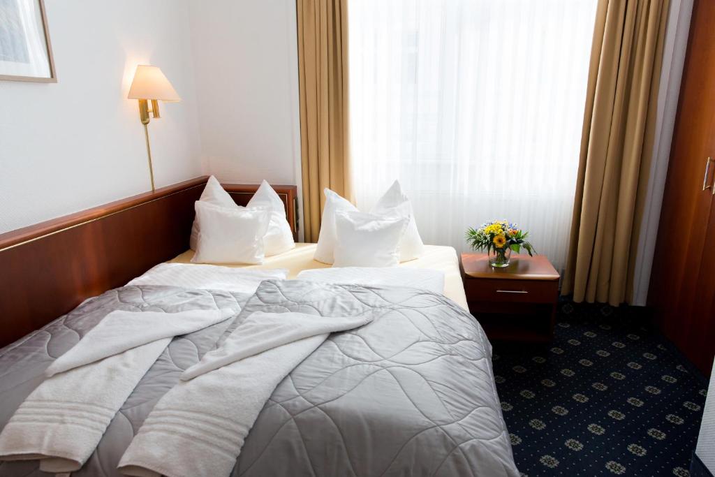 Postel nebo postele na pokoji v ubytování Inselhotel Cornelius