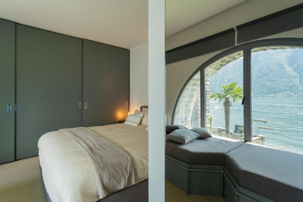 Posteľ alebo postele v izbe v ubytovaní Villa Sasso on Lake Como by Rent All Como