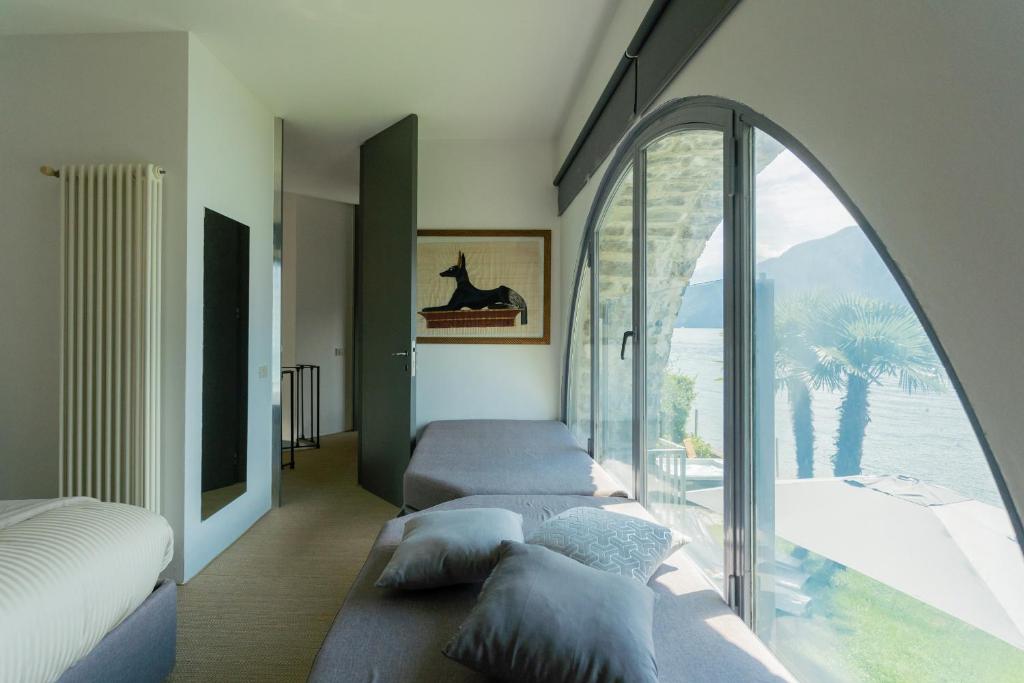 Posteľ alebo postele v izbe v ubytovaní Villa Sasso on Lake Como by Rent All Como