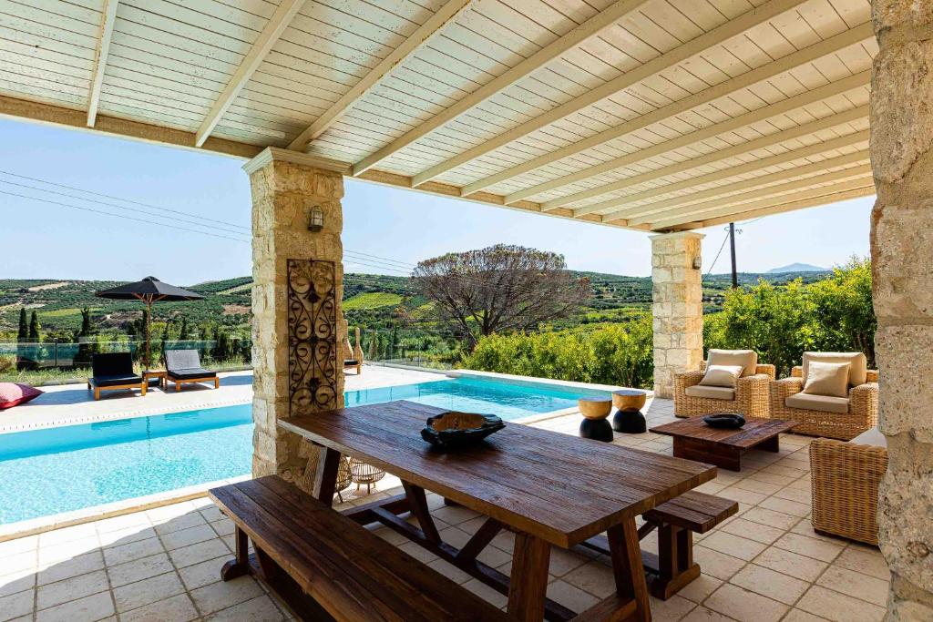 Basen w obiekcie Villa Mantilari Wine Estate 7 Apartments 2 Private Pools 1 Heated Tennis Court Fitness Center lub w pobliżu