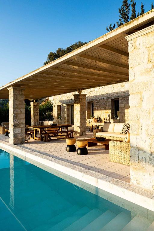 Basen w obiekcie Villa Mantilari Wine Estate 7 Apartments 2 Private Pools 1 Heated Tennis Court Fitness Center lub w pobliżu