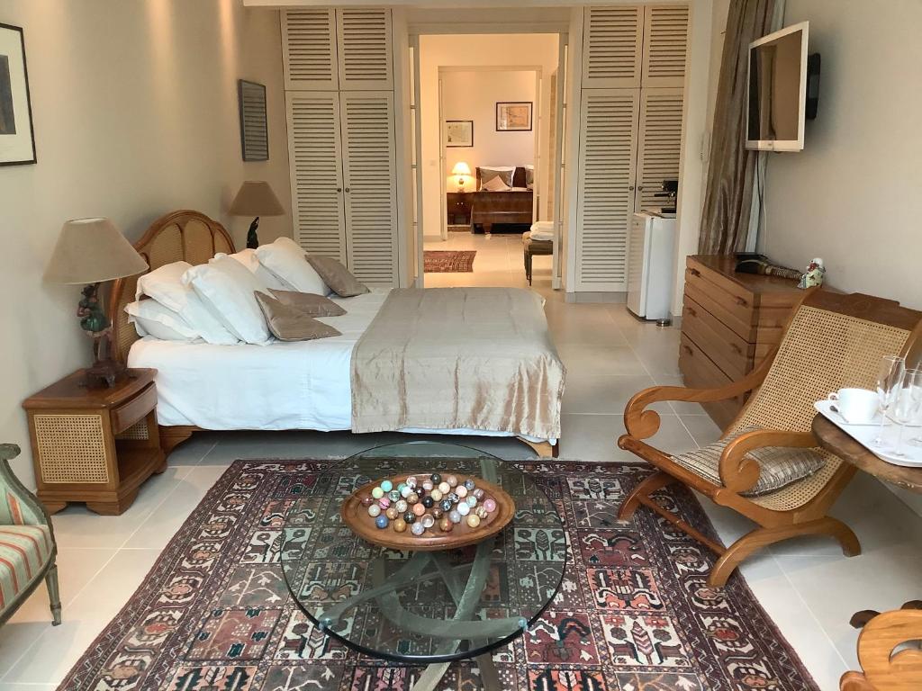 a bedroom with a bed and a bowl of balls on the floor at Chambre à louer au coeur d'Arcachon in Arcachon