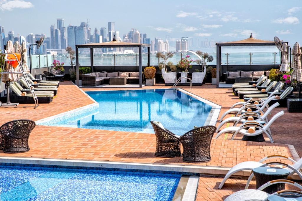 Der Swimmingpool an oder in der Nähe von Fraser Suites Doha