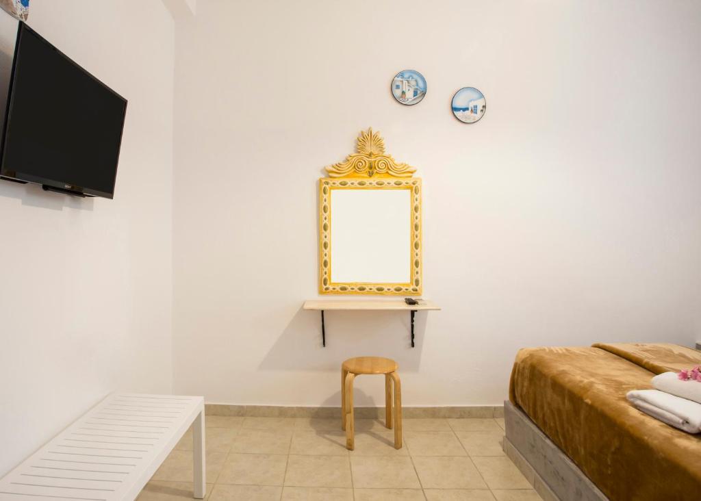 A television and/or entertainment centre at Birds Villa Apartments - Including Car Rental