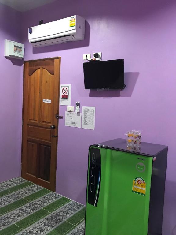 TV a/nebo společenská místnost v ubytování เจิดจรัสรีสอร์ทโรงแรม24ชม