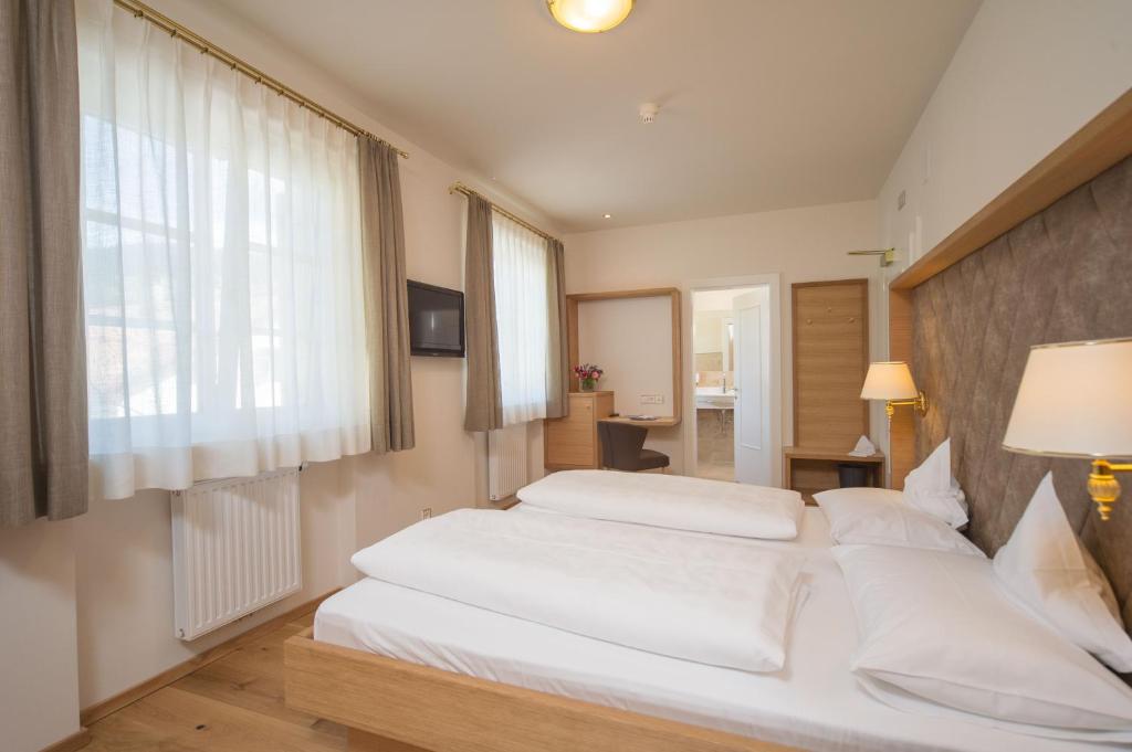 Łóżko lub łóżka w pokoju w obiekcie Park Hotel Bellevue