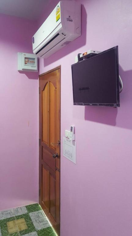 TV a/nebo společenská místnost v ubytování เจิดจรัสรีสอร์ทโรงแรม24ชม