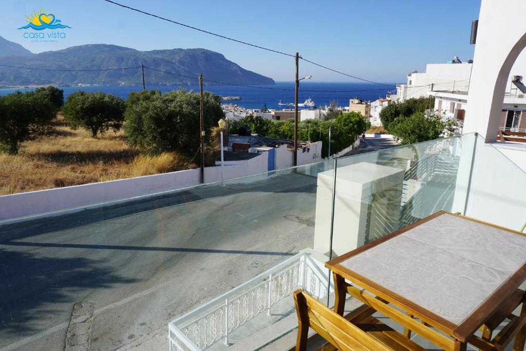 d'un balcon avec une table et une vue sur l'océan. dans l'établissement Casa Vista Fall, à Karpathos