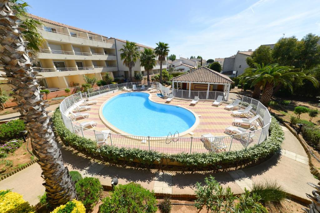 Bazén v ubytování Residence Residhotel Mayflower nebo v jeho okolí