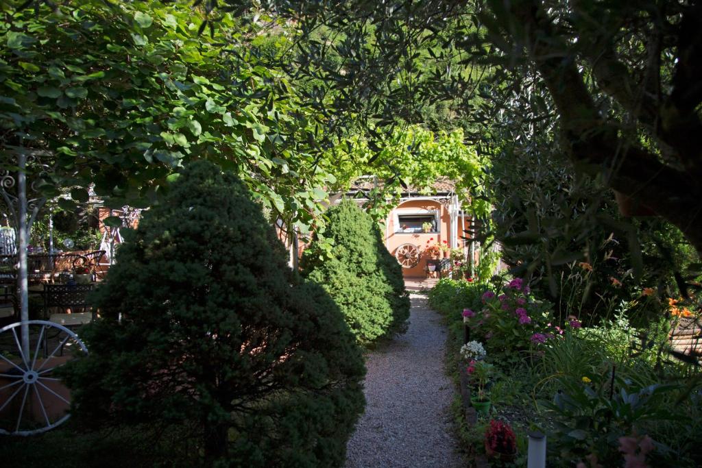 ogród z zielonymi krzakami i ścieżką spacerową w obiekcie Alle Giare w Genui