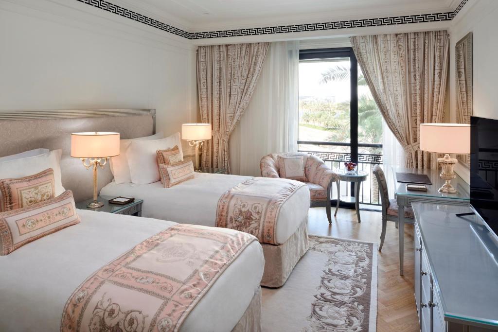 Postel nebo postele na pokoji v ubytování Palazzo Versace Dubai