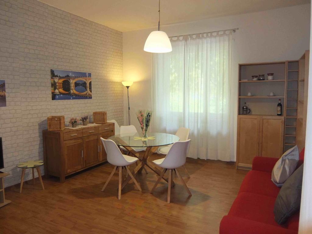 Posedenie v ubytovaní Lungo Po Appartamento