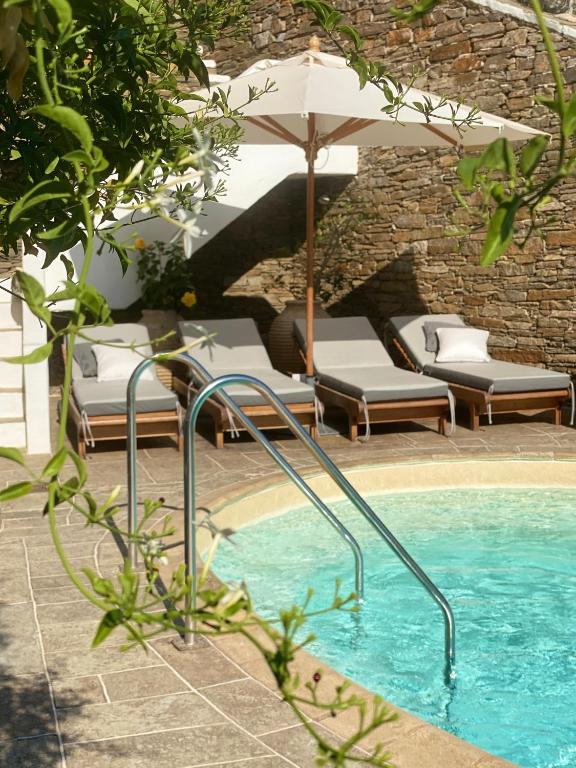 Bazén v ubytování Niriedes Hotel nebo v jeho okolí