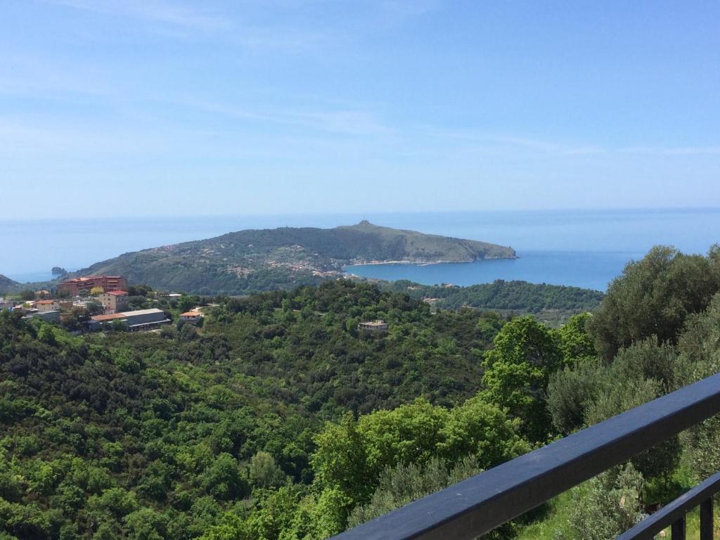 チェントラにあるCasa Vacanze Domusのバルコニーから海の景色を望めます。