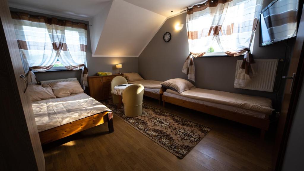 mały pokój z 2 łóżkami i kanapą w obiekcie Pensjonat D&B w Gołdapi
