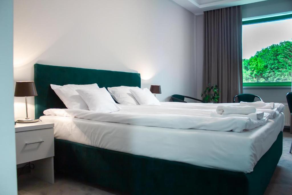 Postel nebo postele na pokoji v ubytování Hotel Promenada Biznes & Wypoczynek
