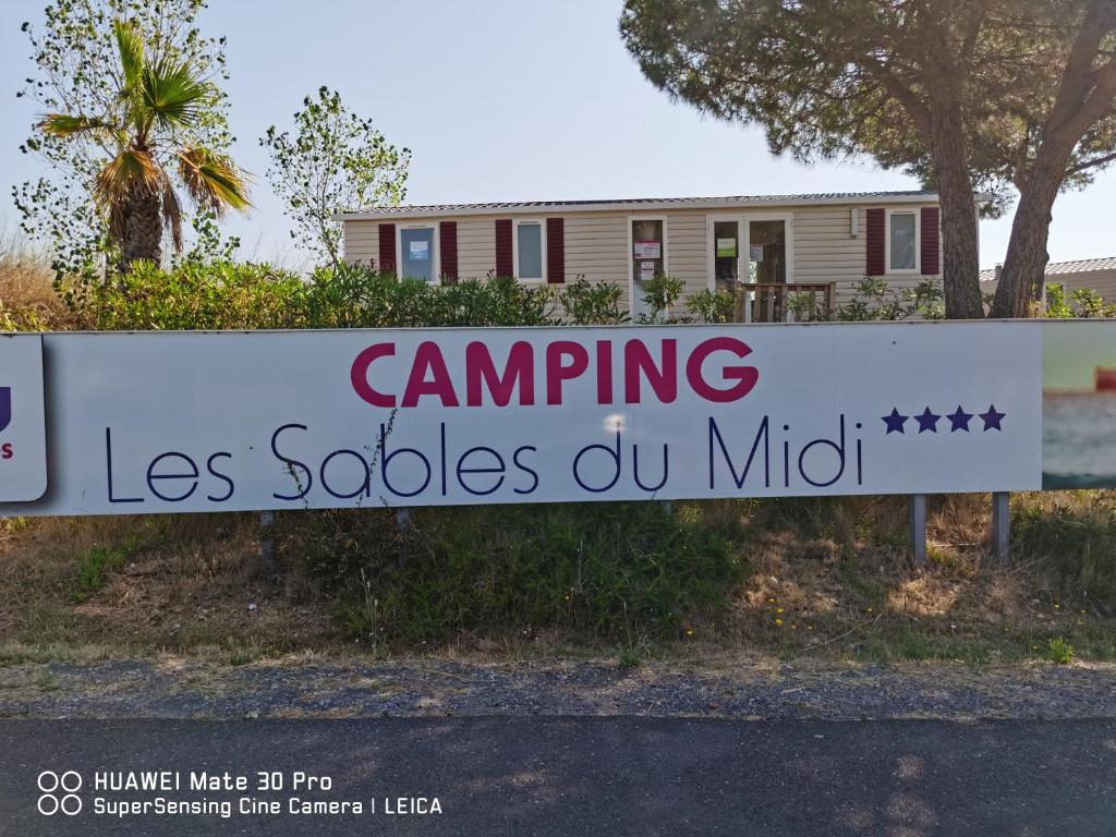 a sign that reads camping las soloscu in front of a house at Les sables du midi in Valras-Plage