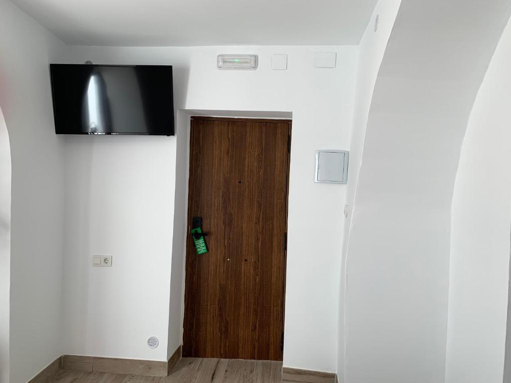 Una televisión o centro de entretenimiento en Belmonte Rooms