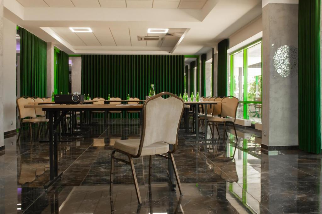 Restaurace v ubytování Hotel Promenada Biznes & Wypoczynek