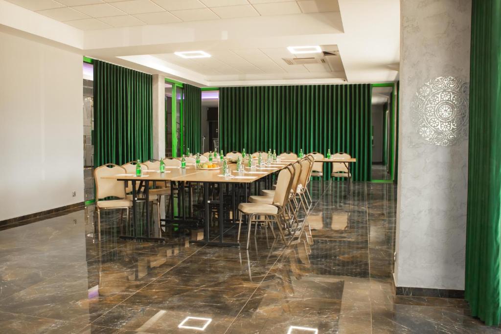 Restaurace v ubytování Hotel Promenada Biznes & Wypoczynek