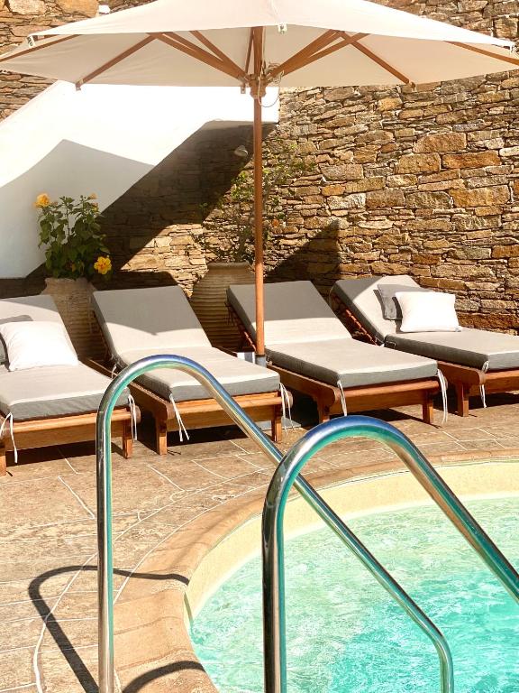 Bazén v ubytování Niriedes Hotel nebo v jeho okolí
