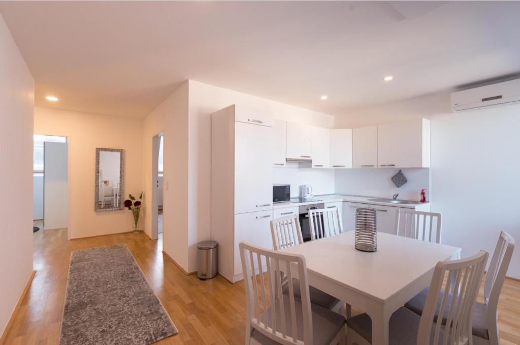 Kuchyň nebo kuchyňský kout v ubytování Sunny Penthouse l DG1'14