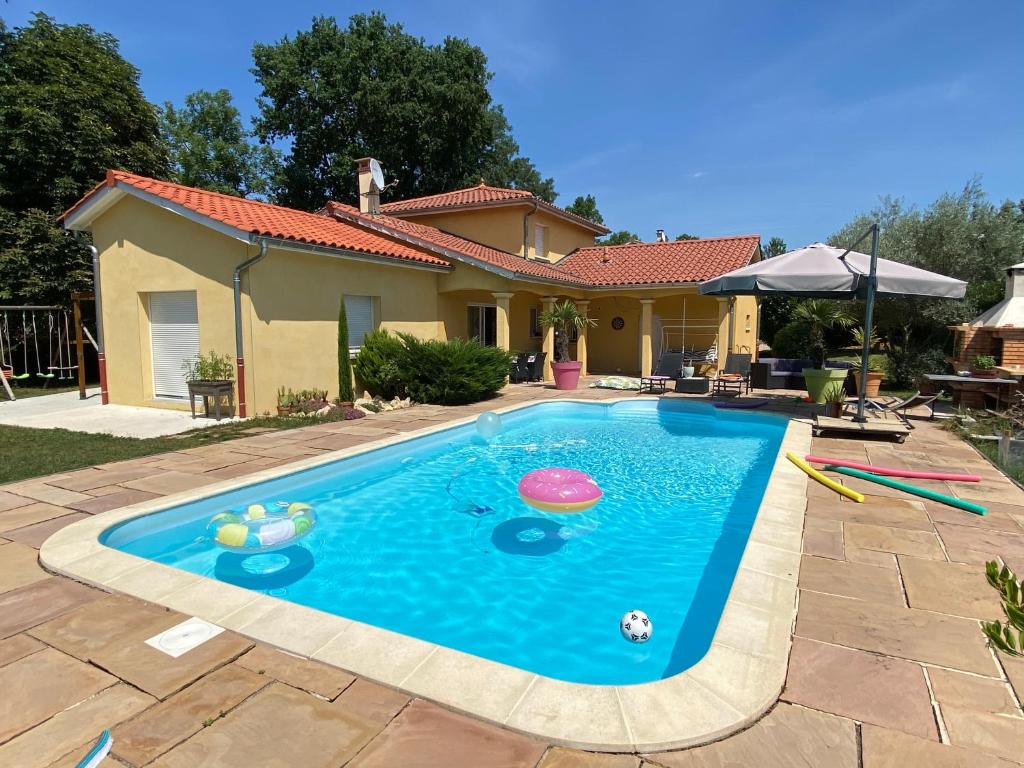 a swimming pool in front of a house at Chambres dans villa avec piscine in Gleizé