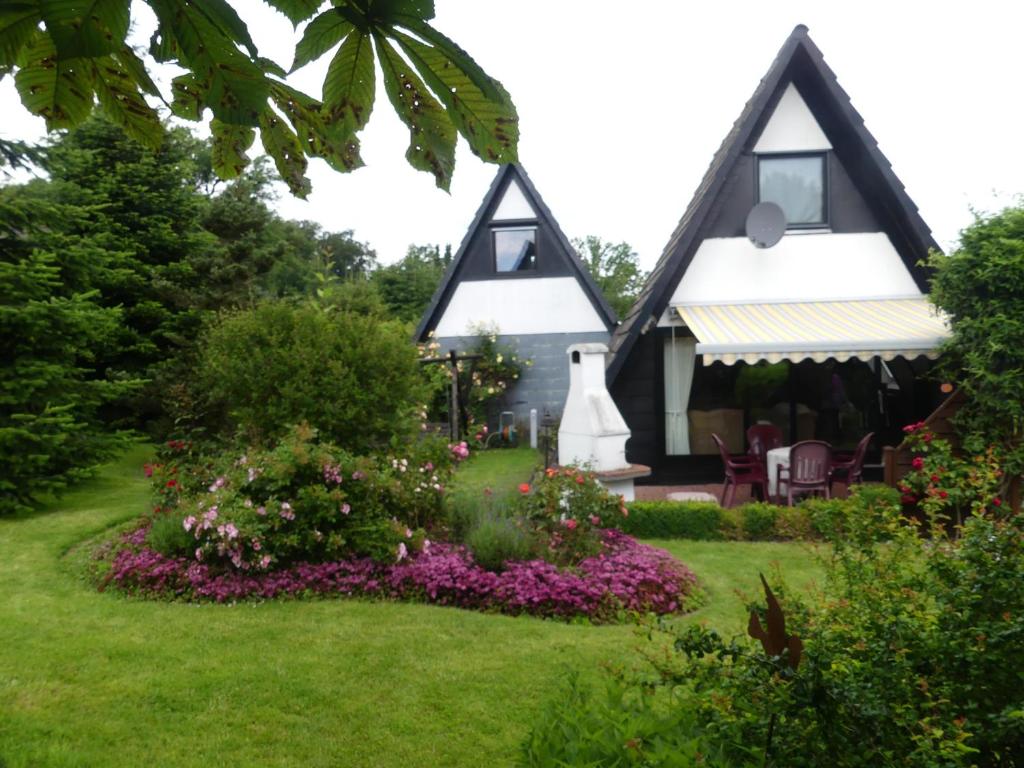 una casa con un jardín delante de ella en Haus Rosengarten mit Sauna, en Bad Wünnenberg