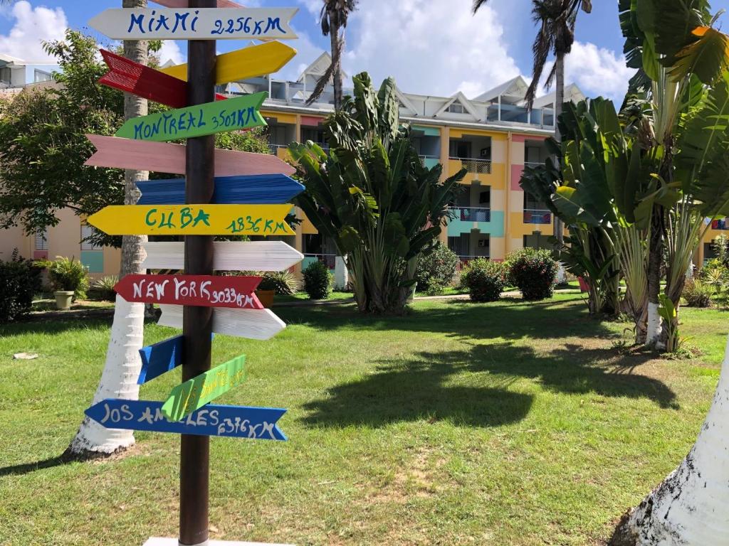 Um jardim no exterior de Canella Beach Hotel
