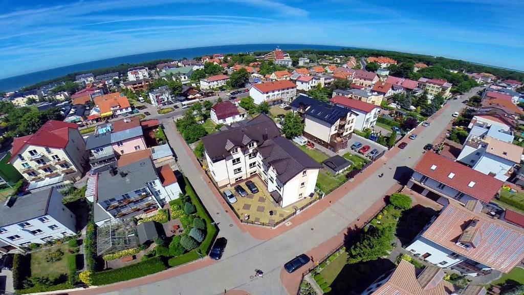 una vista aérea de una pequeña ciudad con casas en Pokoje gościnne Jędruś, en Mielno