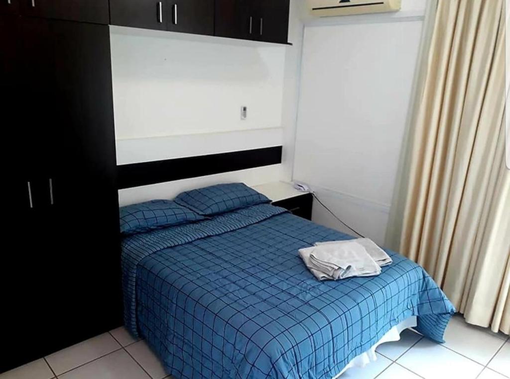 Łóżko lub łóżka w pokoju w obiekcie Flat padrão Biarritz Regiao. QUARTO 607