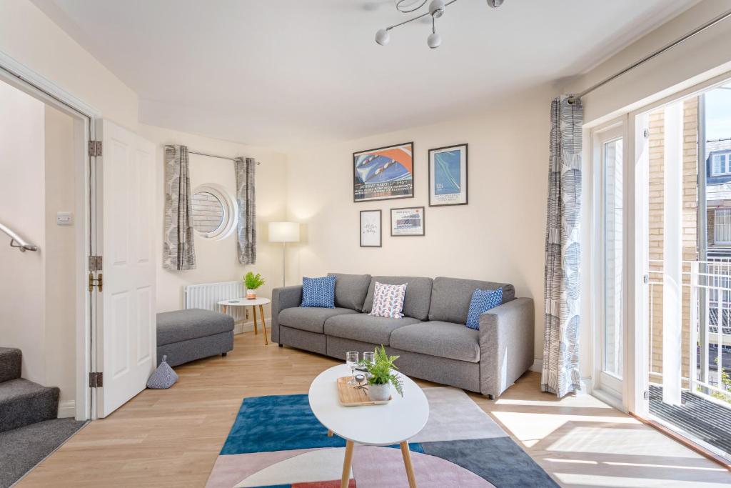 a living room with a couch and a table at 2 Bedroom City Centre Townhouse - with Parking in Cambridge